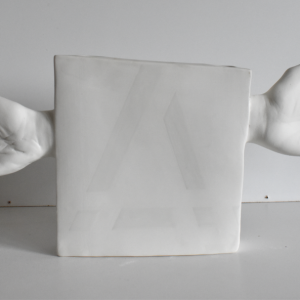 vas decorativ cu măini