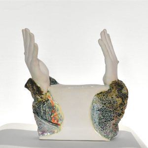 Între cer și tăcere